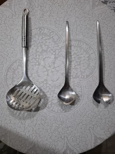 Jogo de colher e garfo para salada e uma espumadeira em aço inox 