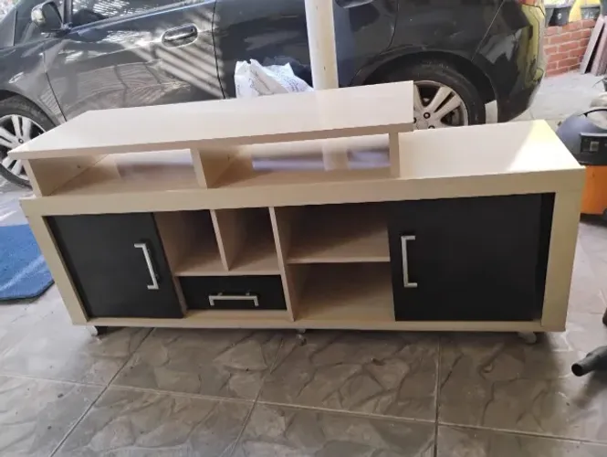 Vendo Rack com vários nichos e rodinhas .