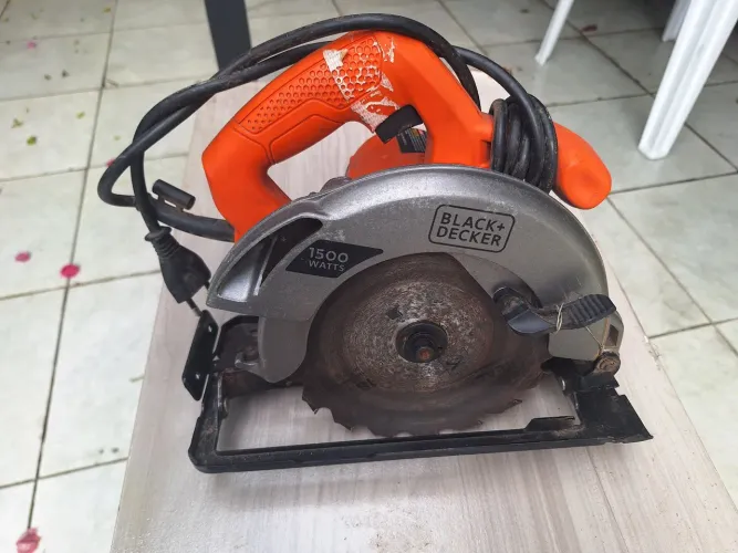 Vende-se Serra Circular Back- Decker 1500w 12volts pouco usada.