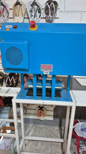 Maquina de chinelo automática