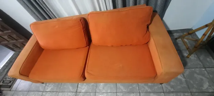 sofá 3 lugares modelo LAW 2.05 x 0,87x 0,90 - higienizado com laranja  muito confortável 