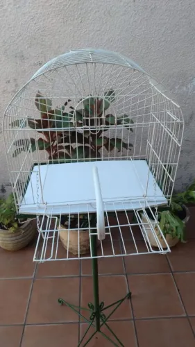 Gaiola grande com suporte