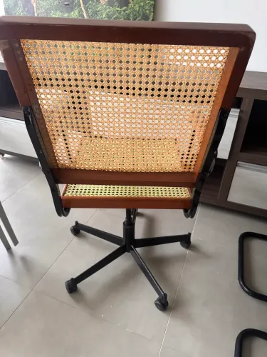 Cadeira de palhinha com rodas