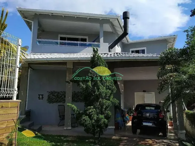 Edificação com 2 casas. Interessante para residir e gerar renda, dista a 390 m da Praia do