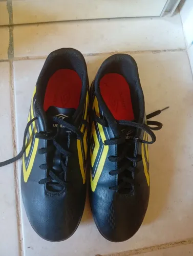 Chuteira society Umbro número 41