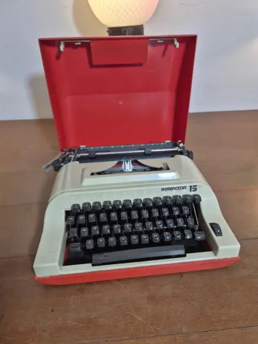 Máquina de Escrever Portátil Remington 15 dos anos 1970 e 1980