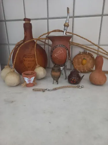 Peças do Rio Grande do Sul: cantil,porta chimarrão com miniatura, laçador de animais e etc