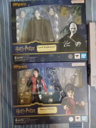 SH Figuarts Harry Potter e Voldemort lacrados