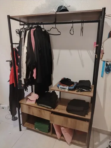 Guarda-roupa estilo industrial aberto