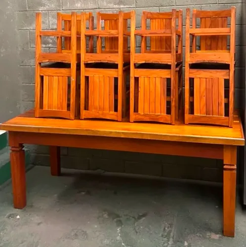 Mesa com 8 Cadeiras de Madeira