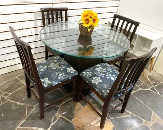Mesa vidro 1m diâmetro c/4 cadeiras Coloniais Madeira