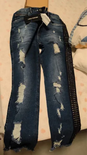 Calça jeans lança perfume