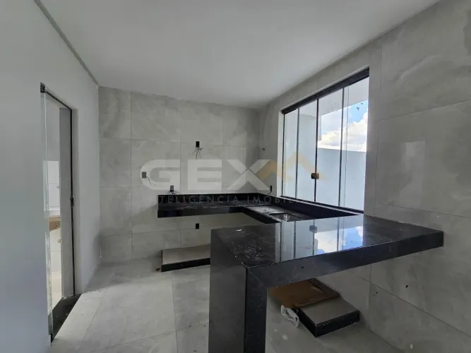 Casa à venda no Santa Rosa, 3 quartos, 1 suíte com closet e 4 vagas.