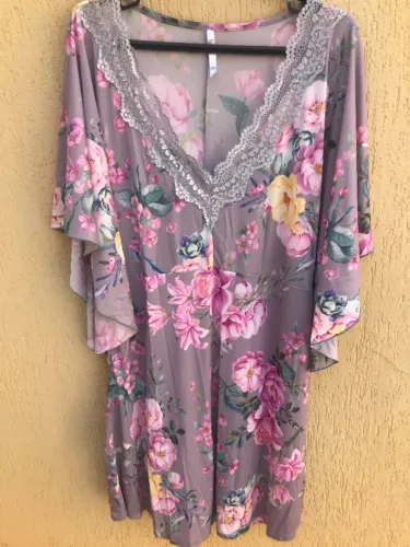 Camisola Cinza Com Estampa De Flores Da Marca Lov