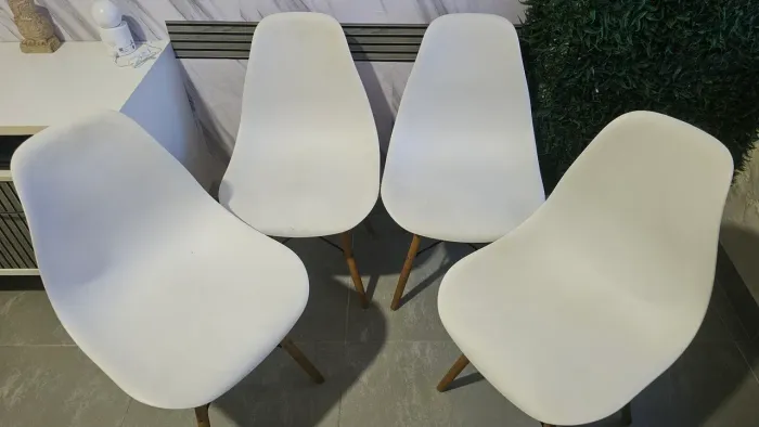Conjunto de 4 Cadeiras Eames Brancas Pé de Madeira<br>Evelyn H<br>Na OLX desde feve