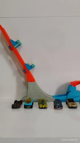 Carros hot Wheels mais uma pista