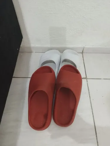 Vendo duas chinelas nuvem slide