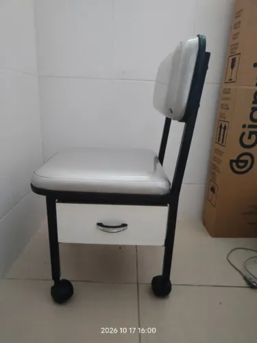Cadeira manicure em ótimo estado