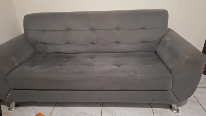 Vendo sofá em bom estado, só precisa de limpeza, não entrego.