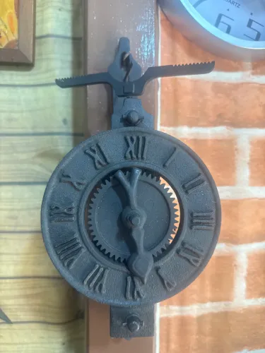 Relógio de ferro de parede 