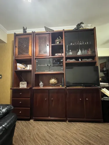 Armário modular com acabamento em folha de jatobá, muito bem conservado.