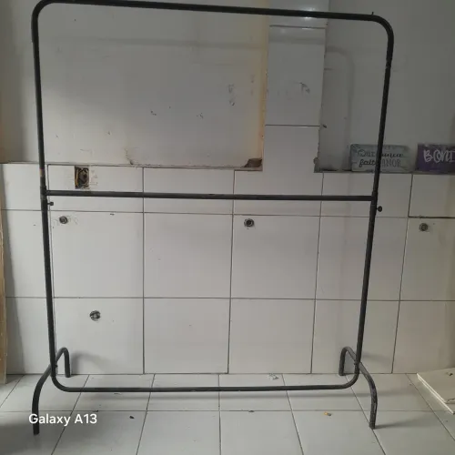 Arara de roupas cuida pra vender logo
