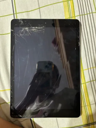 iPad Air (tela trincada) funcionando perfeitamente. Aceitos propostas!