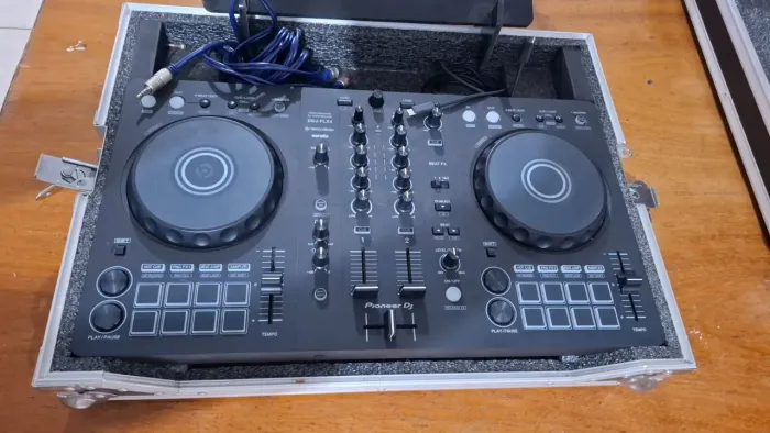Kit Controladora DDJ FLX 4 + Som Case + Cabo USB-C conexão e alimentação + Adaptador P2