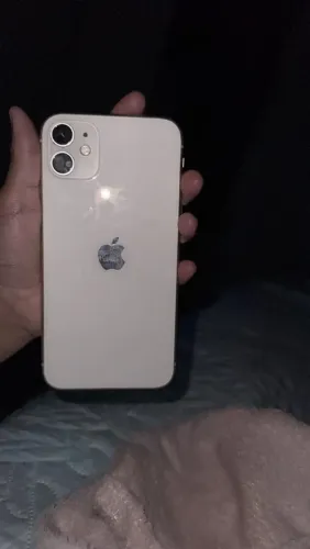 Vendo iPhone 11 na cor branca, com 128GB de armazenamento.