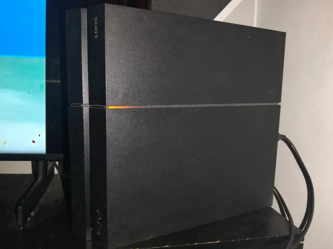 PS4 Pro Sony, 2 controles originais. 