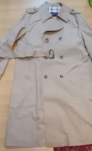 Casaco trend coach bege comprido impecável com cinto, bolsos e botões, sem detalhes.tam GG