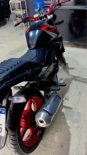 Vendo cb 300 toda em dias toda revisada no ponto de transferir.