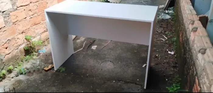 Mesa/Escrivaninha em  MDF, em promoção. tamanho 1.10x48x76