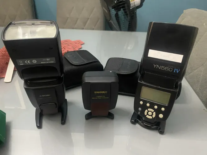 Dois Flashes YN 560 IV e transmissor de rádio YN 560 TX