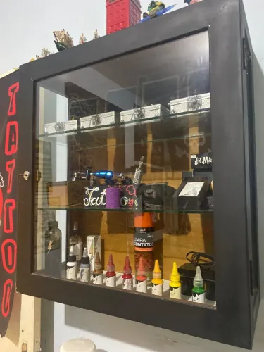 Vitrine de madeira com vidro medindo 60 por 58 cm