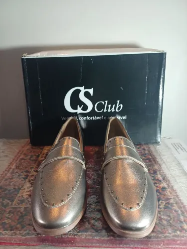 Mocassim Carmen Steffens novo ouro velho.