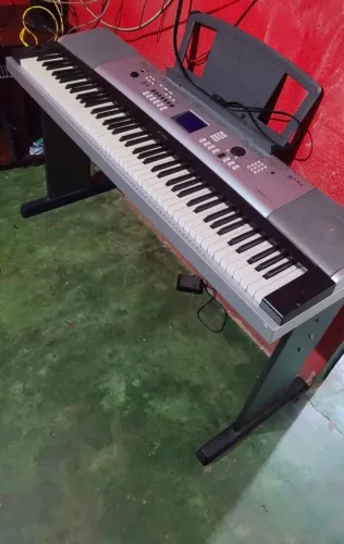 Piano digital Yamaha DGX 530