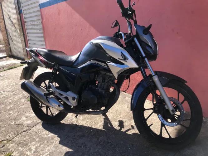 Moto nova bem conservada