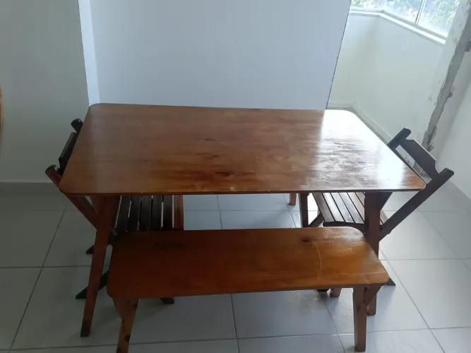 Mesa de madeira maciça