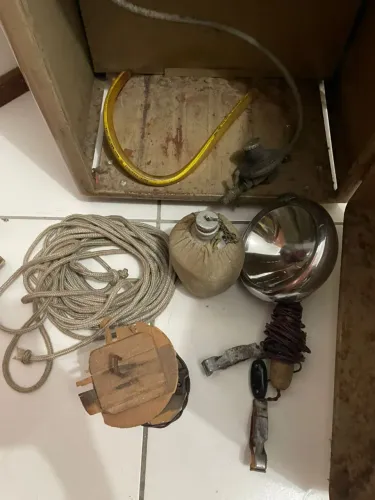 Estufa a gás com objetos 