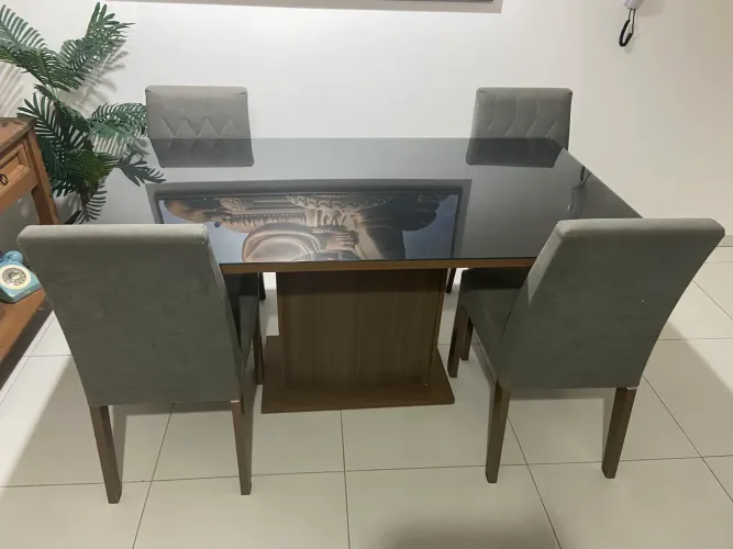Vendo este conjunto de mesa retangular com 4 cadeiras 