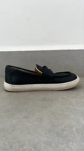 Vendo sapato infantil preto no tamanho 32