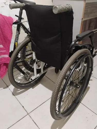 Cadeira de rodas usada com grave .200 resis