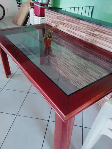 Mesa de Jantar/Cozinha em Madeira com Tampo de Vidro - Ótimo Estado