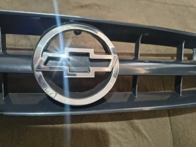 Grande dianteira com emblema Corsa 2005