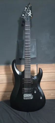Guitarra Xcort, amplificador, pedaleira