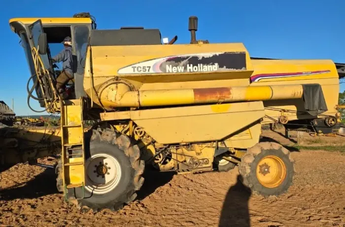 Colheitadeira New Holland TC57, PL19 flexível