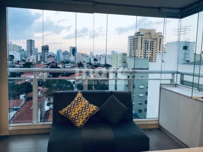 Stúdio mobiliado, com 35m², 1 banheiro, cozinha montada e 1 vaga de garagem. Condomínio co