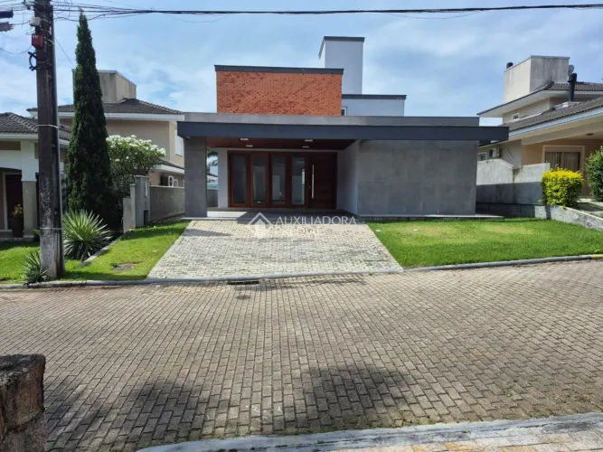 Locação de casa em condomínio fechado com quatro suítes em Cachoeira do Bom Jesus