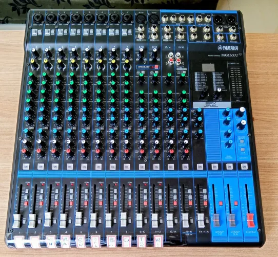 Mesa de som (com bag) Yamaha MGXU 16 (semi nova)
